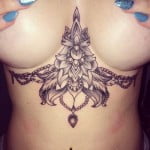 Tatuaggio underboobs sotto seno